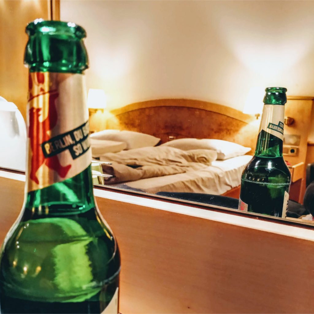 hotelzimmer mit einem Berliner Pilsner im Vordergrund