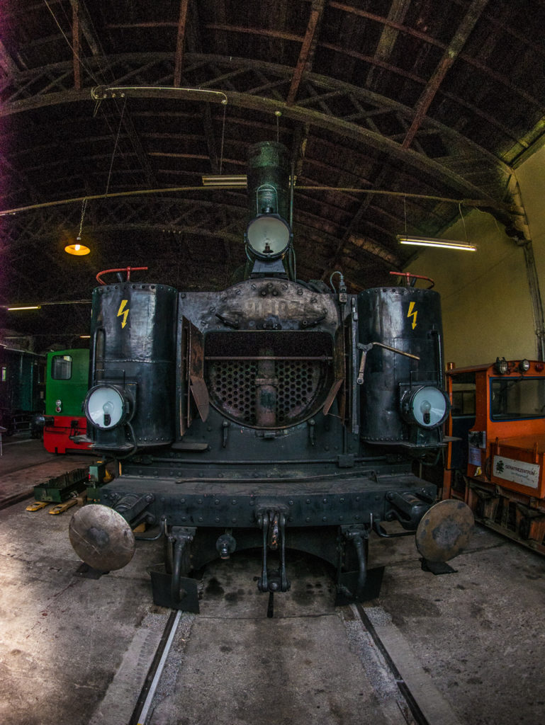 Historische Dampflok in Wagenhalle