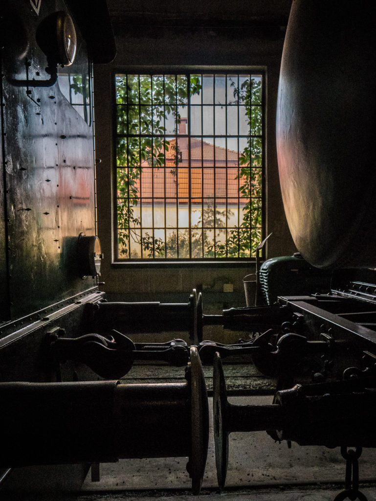 Blick aus dem Fenster der Wagenhalle, im Vordergrund links uns rechts zwei Waggons