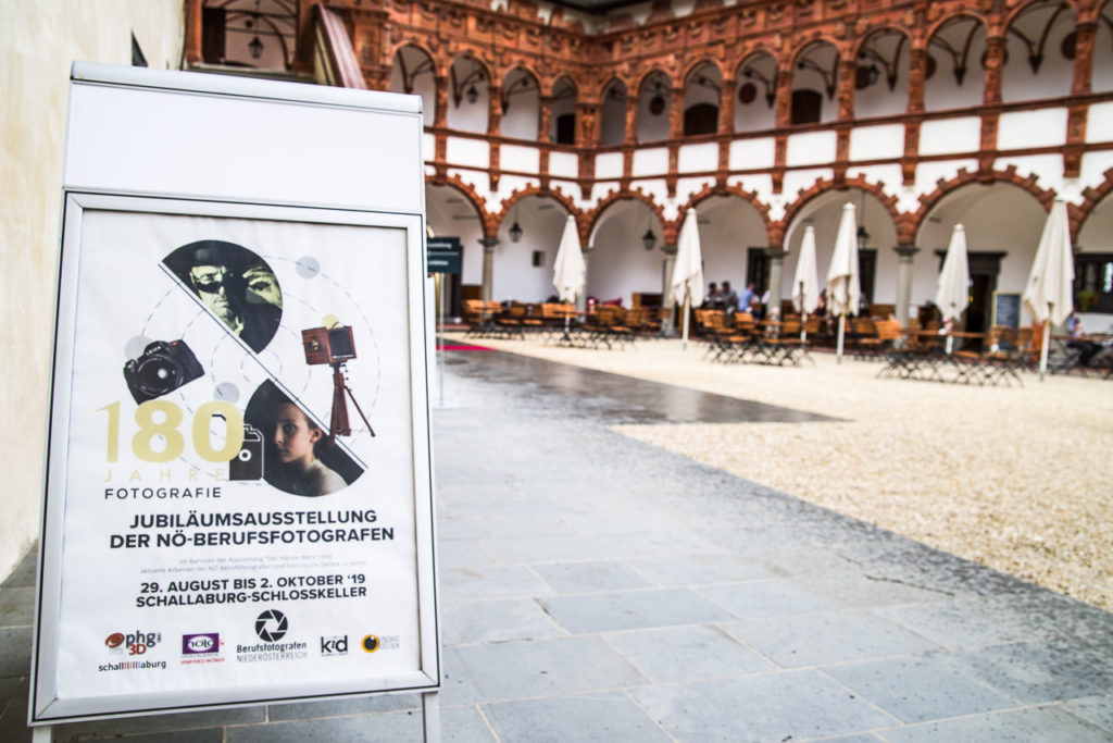 Plakatfoto 180 Jahre Fotografie im Innenhof der Schallaburg