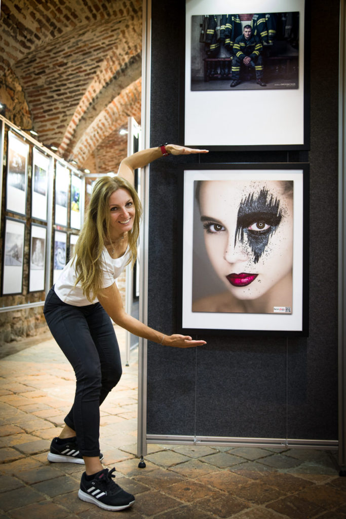 029_Raphaela Simon mit einem Ausstellungsbild von Bestshotphotography, 180 jahre fotografie, Sonderausstellung Schallaburg