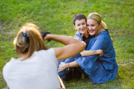 mutter und sohn kuschelnd portrait on location making of