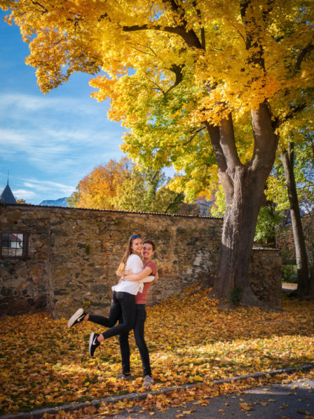 verliebtes paar im herbstlaub