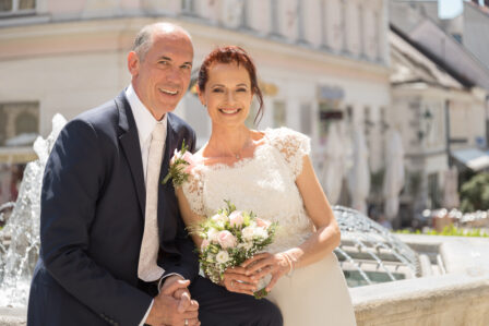 Professionelles Hochzeitsfoto Brautpaar am Springbrunnen am Mödlinger Schrannenplatz, fotografiert von Bestshot-Photography