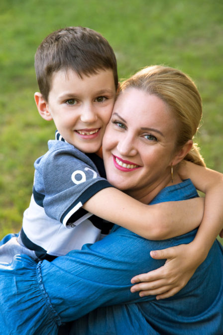 portrait on location mutter und sohn kuschelnd