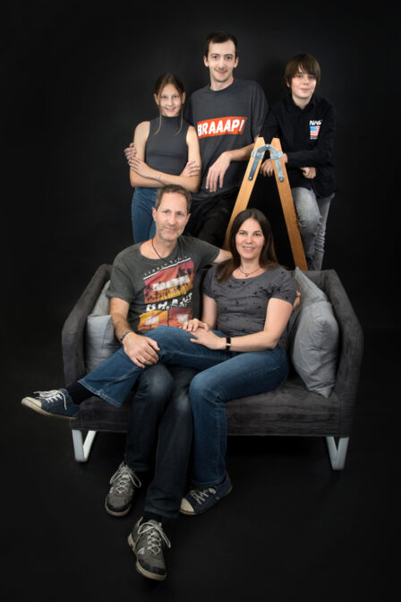 bestshot Familienfoto lässig auf dunklem Hintergrund