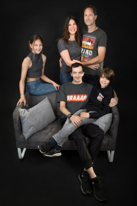 bestshot Familienfoto lässig auf dunklem Hintergrund