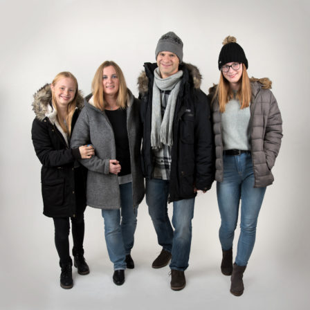 familie in winter-outfit gehend