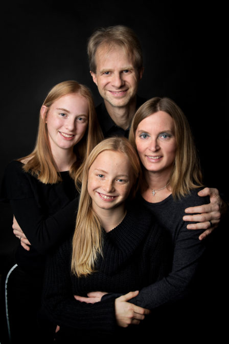 familie auf schwarzem hintergrund