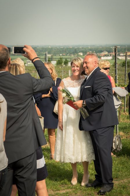 hochzeitsreportagefoto das brautpaar wird von einem gast mit dem handy fotografiert