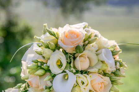 hochzeitsfoto brautstraußfoto mit blumen in pastellfarben