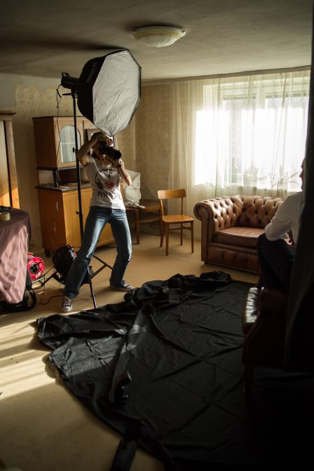 on location fotografin bei kunden im wohnzimmer zuhause mit studioblitzanlage