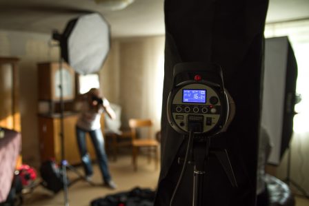 making of aufnahme wohnzimmer mit studiolampen und fotografin bei der arbeit