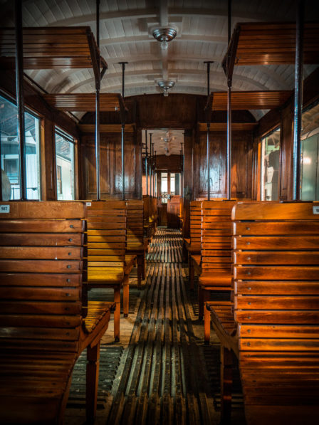 historischer Eisenbahnwaggon mit Holzinterieur