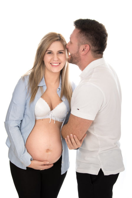 kuschelnde werdende eltern babybauch fotoshooting