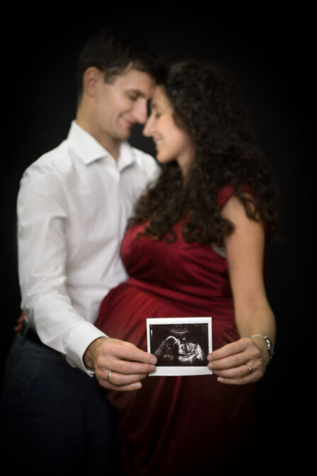 Babybauch, Portrait werdendes Elternpaar mit Ultraschallbild