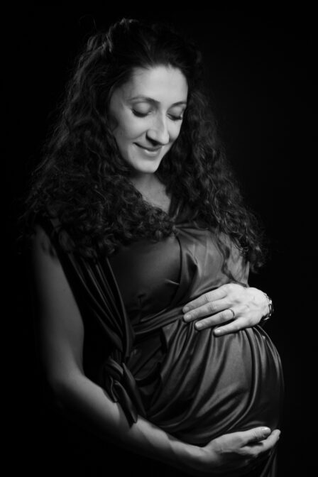 Portrait Babybauch im Abendkleid in schwarzweiß