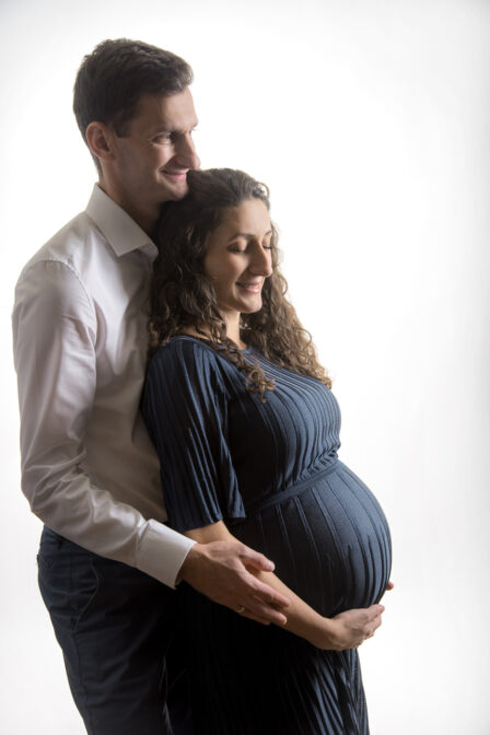 Babybauch-Portrait werdender Eltern in schwarzweiß