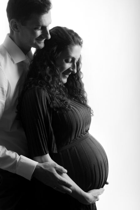 Babybauch-Portrait werdender Eltern in schwarzweiß