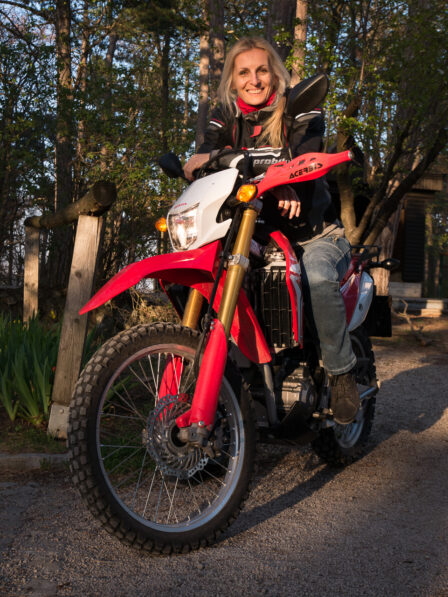 Honda CRF 250L Fahrerinnenportrait im Sonnenuntergang