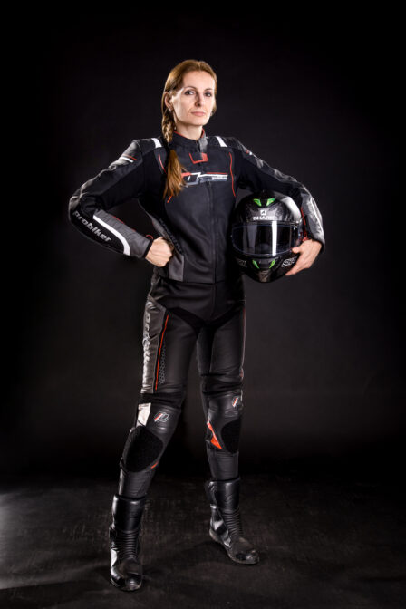 Motorrad Fahrerinnenportrait in Lederkombi