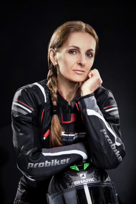 Portrait Motorradfahrerin in Leder mit Helm