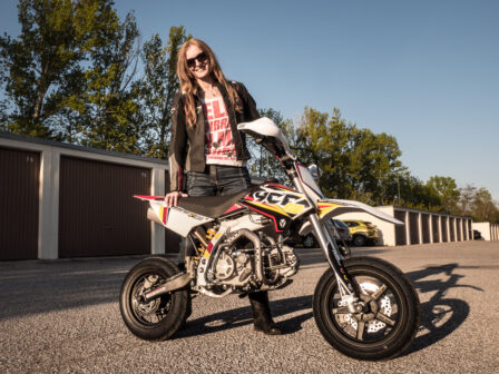 Pitbike YZF Fahrerinnenportrait