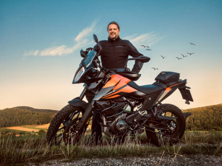 KTM 390adv zur blauen Stunde