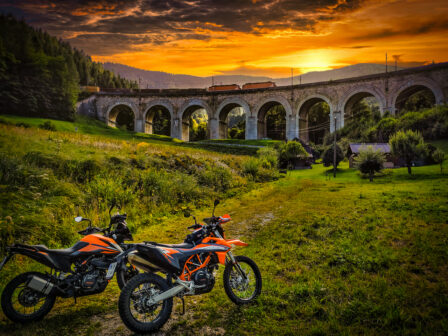 KTM 690 Enduro R und KTM 390 adv Sonnenuntergang an der Semmeringbahn